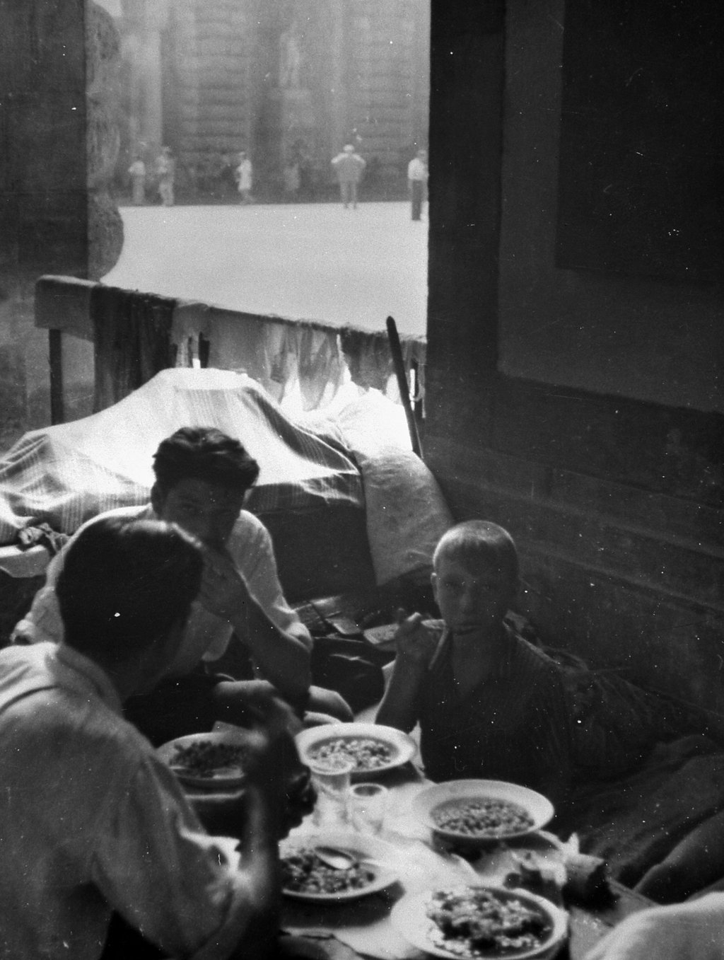 Firenze, palazzo Pitti: sfollati durante il periodo d'emergenza (fine luglio-inizio agosto 1944)